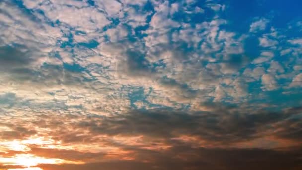 Zachód słońca z szybkie bieganie chmury - Materiał filmowy, wideo