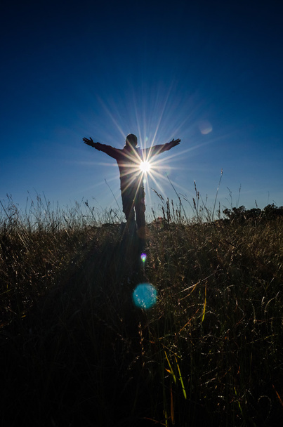 wolność dziewczyna z rękami w górze w górach przed słońcem - Zdjęcie, obraz