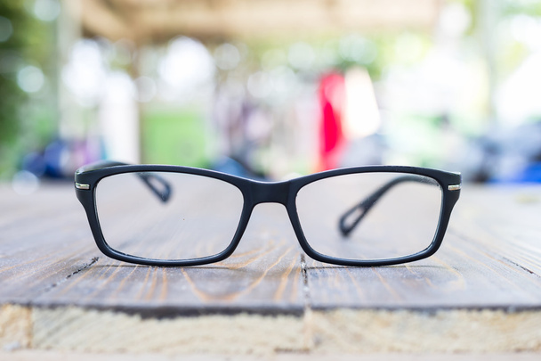 Старые очки для глаз на боком фоне
 - Фото, изображение