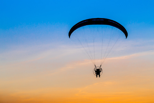 Paramotor volando en el cielo
 - Foto, Imagen