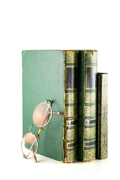 livros vintage empilhados e óculos
 - Foto, Imagem