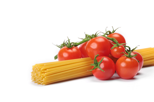 Italian pasta spagetti and cherry tomato - Фото, зображення