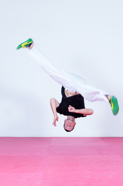Fiatalember, ugrálás, tánc capoeira - Fotó, kép