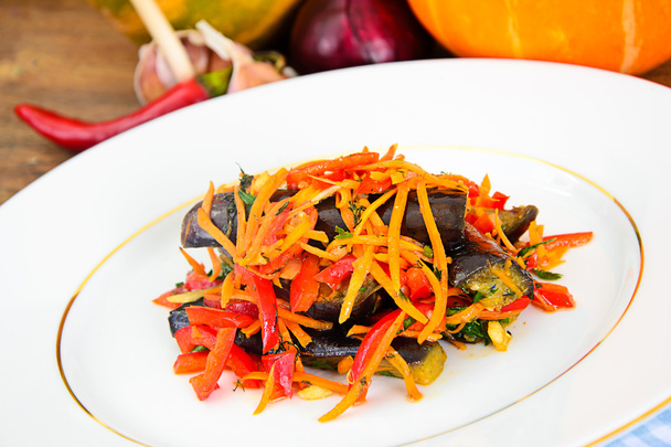 ダイエットと健康に良い食べ物: 茄子、サラダ ニンジン - 写真・画像