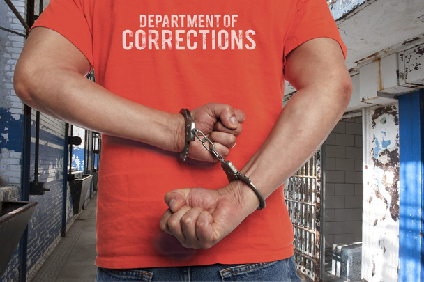 Gevangene close-up geboeid achter zijn rug - Foto, afbeelding