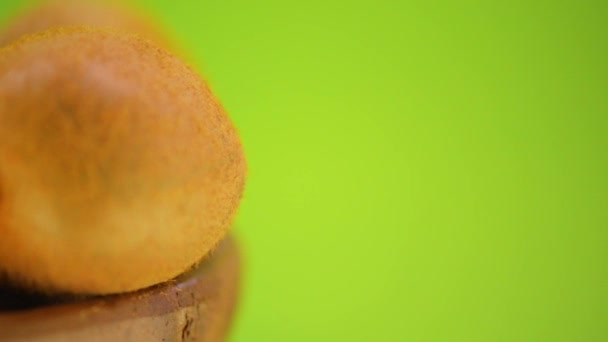 několik zralé kiwi v desce - Záběry, video