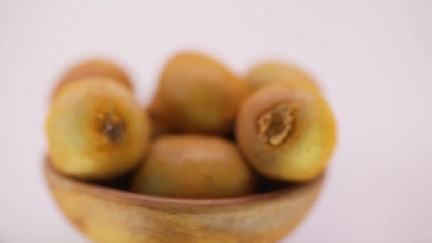 varios kiwi maduros en plato
 - Metraje, vídeo