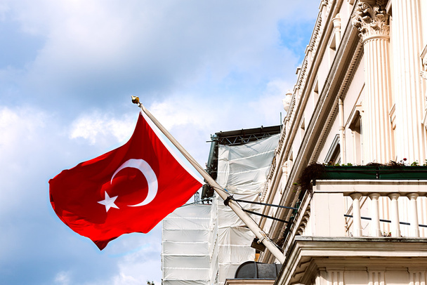 Τουρκική σημαία κυματίζει από το μπαλκόνι της Πρεσβείας στο Λονδίνο εξωτερικό Δες μπροστινή είσοδο σε εξωτερικούς χώρους - Φωτογραφία, εικόνα