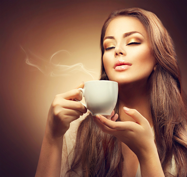woman enjoying hot coffee - Foto, afbeelding