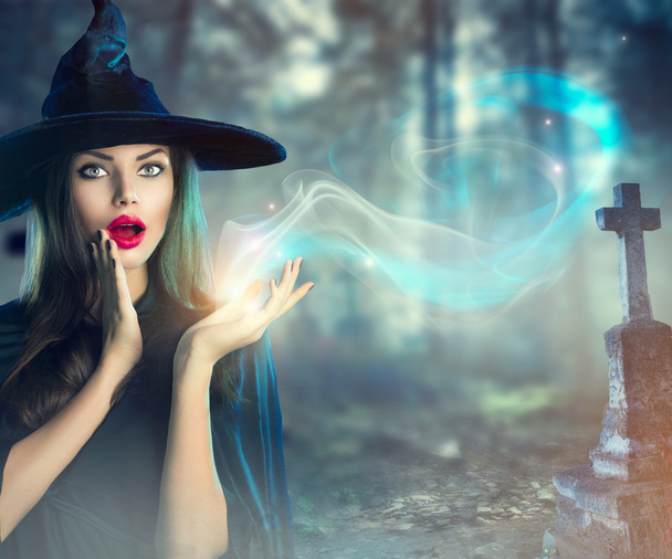 Halloween witch at  dark  cemetery - Φωτογραφία, εικόνα
