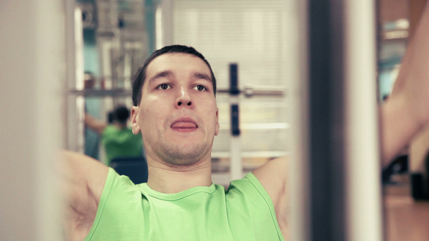 Männertraining im Fitnessstudio - Filmmaterial, Video