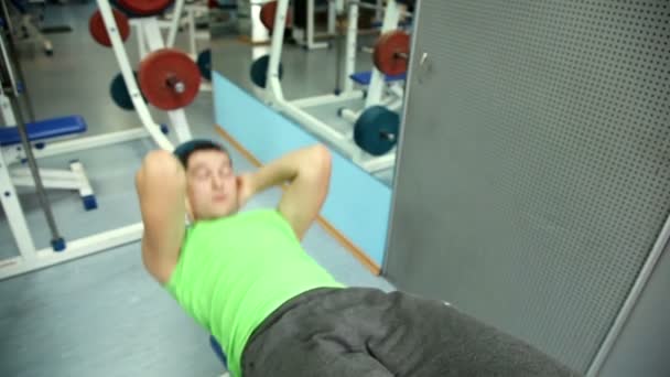 man training in the gym - Video, Çekim