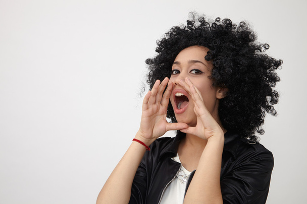 Girl in wig shouting - Foto, afbeelding