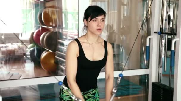 girl doing strength exercises - Πλάνα, βίντεο