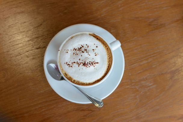 Χαλαρώνει το χρόνο με καφέ στο καφέ καφέ - Φωτογραφία, εικόνα
