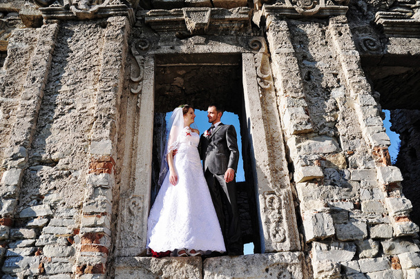 Wedding couple on the ruins of the old castle - Photo, image