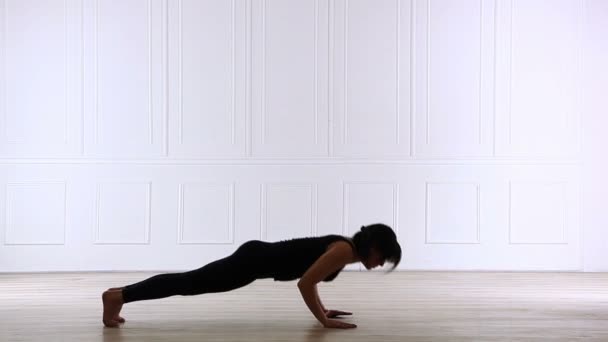 woman doing yoga - Záběry, video