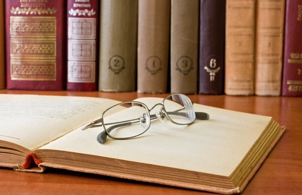 Livre et lunettes dans la bibliothèque
 - Photo, image