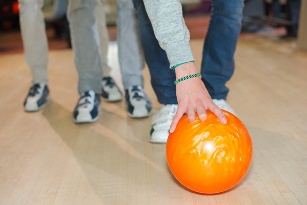 placing a bowling ball - Foto, afbeelding