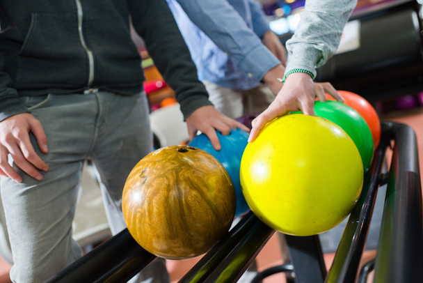 Three men choosing their bowling balls - Foto, immagini