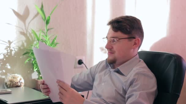 Jeune homme d'affaires heureux dans les lunettes de travail, sourire
 - Séquence, vidéo
