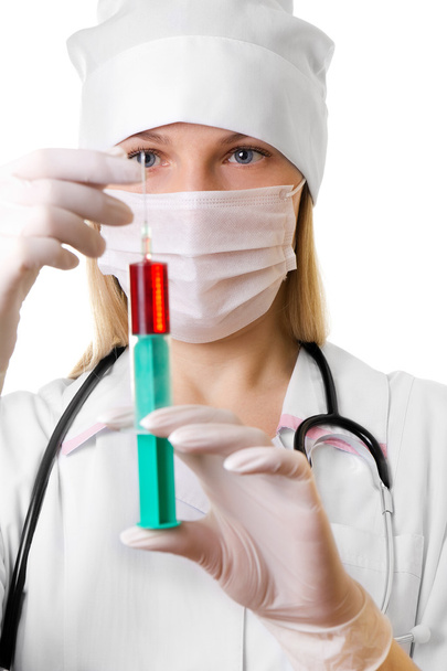 Medico femminile in una maschera e una siringa in mano
 - Foto, immagini