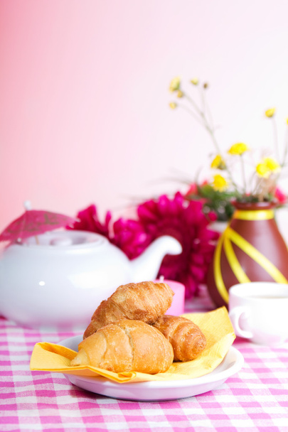Pequeno-almoço colorido continental sobre um fundo rosa
 - Foto, Imagem