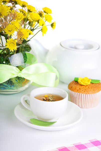 snídaně, čaj, koláče a žluté květy - Fotografie, Obrázek