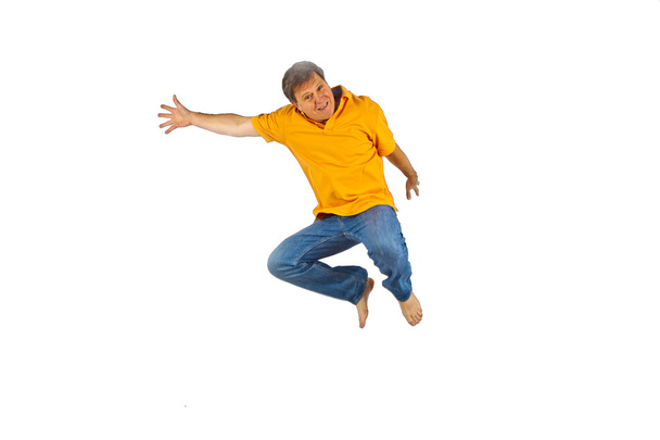 Porträt eines Mannes, der in die Luft springt - Foto, Bild