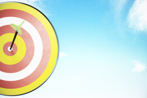 Концепция Bullseye на фоне голубого неба
  - Фото, изображение