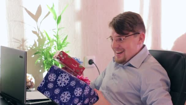 Jeune homme d'affaires obtient cadeau de Noël
 - Séquence, vidéo