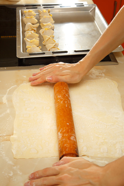 Proceso de hornear pasteles dulces
  - Foto, Imagen