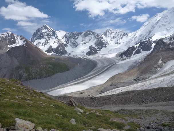 valle del glaciar con glaciar blanco
 - Foto, imagen