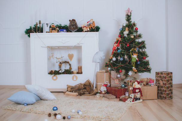 Árbol de Navidad, regalos y chimenea
 - Foto, Imagen