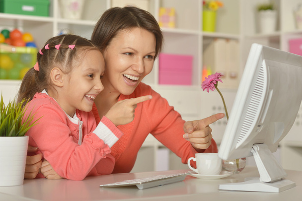 girl  with mother doing shopping online - Foto, immagini