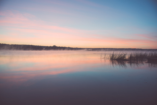 Manhã nebulosa no lago rural - efeito vintage
 - Foto, Imagem