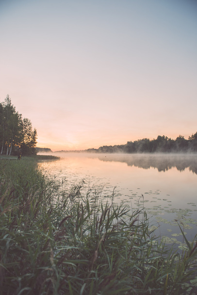 Туманний ранок на заміському озері - вінтажний ефект
 - Фото, зображення