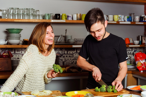 pareja joven cocina en la cocina
 - Foto, imagen