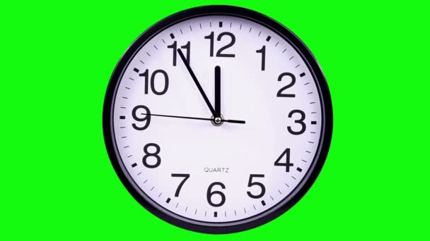Duvar saati bir yeşil arka plan 23:55 tarihinde - Video, Çekim