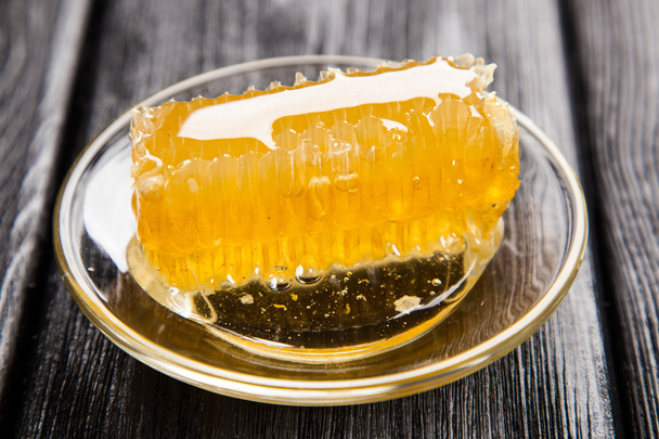 Honeycomb on a glass saucer - Fotoğraf, Görsel