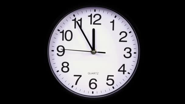 Настенные часы на черном фоне 23: 55
 - Кадры, видео