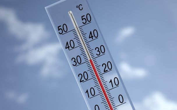 Thermometer on sky background showing 30°c - Foto, imagen