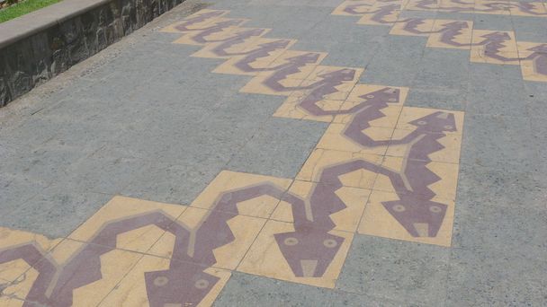 Jalankulkijoiden tavalla Ancon keinona laatat tehty historiallinen peruvian mallit
 - Valokuva, kuva