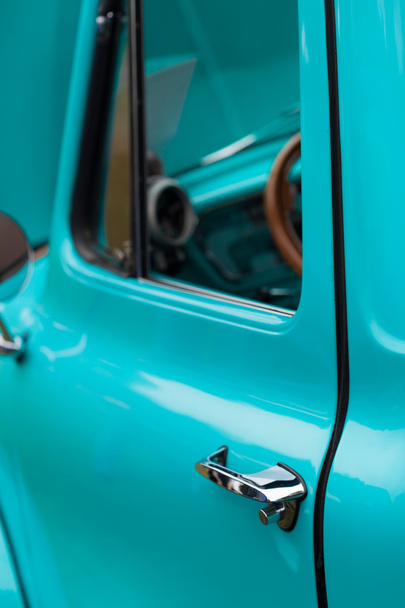 Рукоятка блестящего классического винтажного автомобиля
 - Фото, изображение