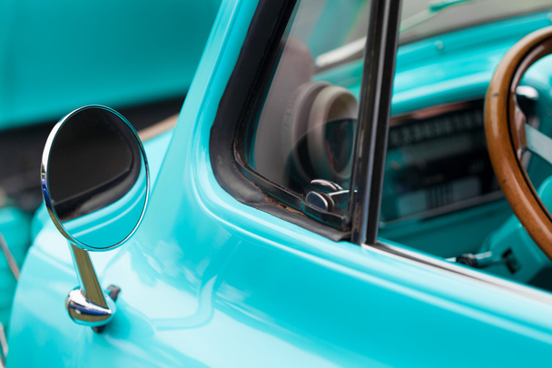 Wing mirror of a shiny classic vintage car - Foto, imagen