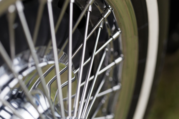 Vintage chrome car wheel - Foto, afbeelding