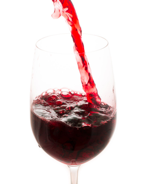 rode wijn uit fles in het glas gieten - Foto, afbeelding