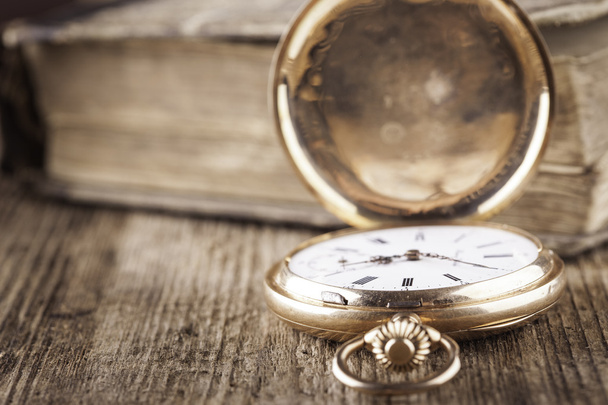 ρολόι τσέπης vintage και βιβλίο για ξύλο νεκρή φύση - Φωτογραφία, εικόνα