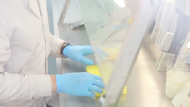 Laboratorio de trabajo para la prueba de ADN
 - Imágenes, Vídeo