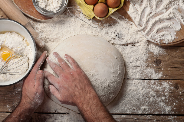 Male baker prepares bread - Fotoğraf, Görsel